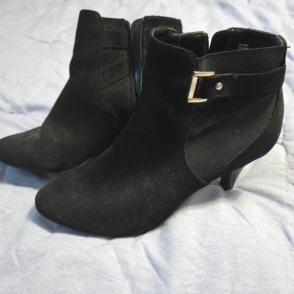 ankle heeled boots in black suede.